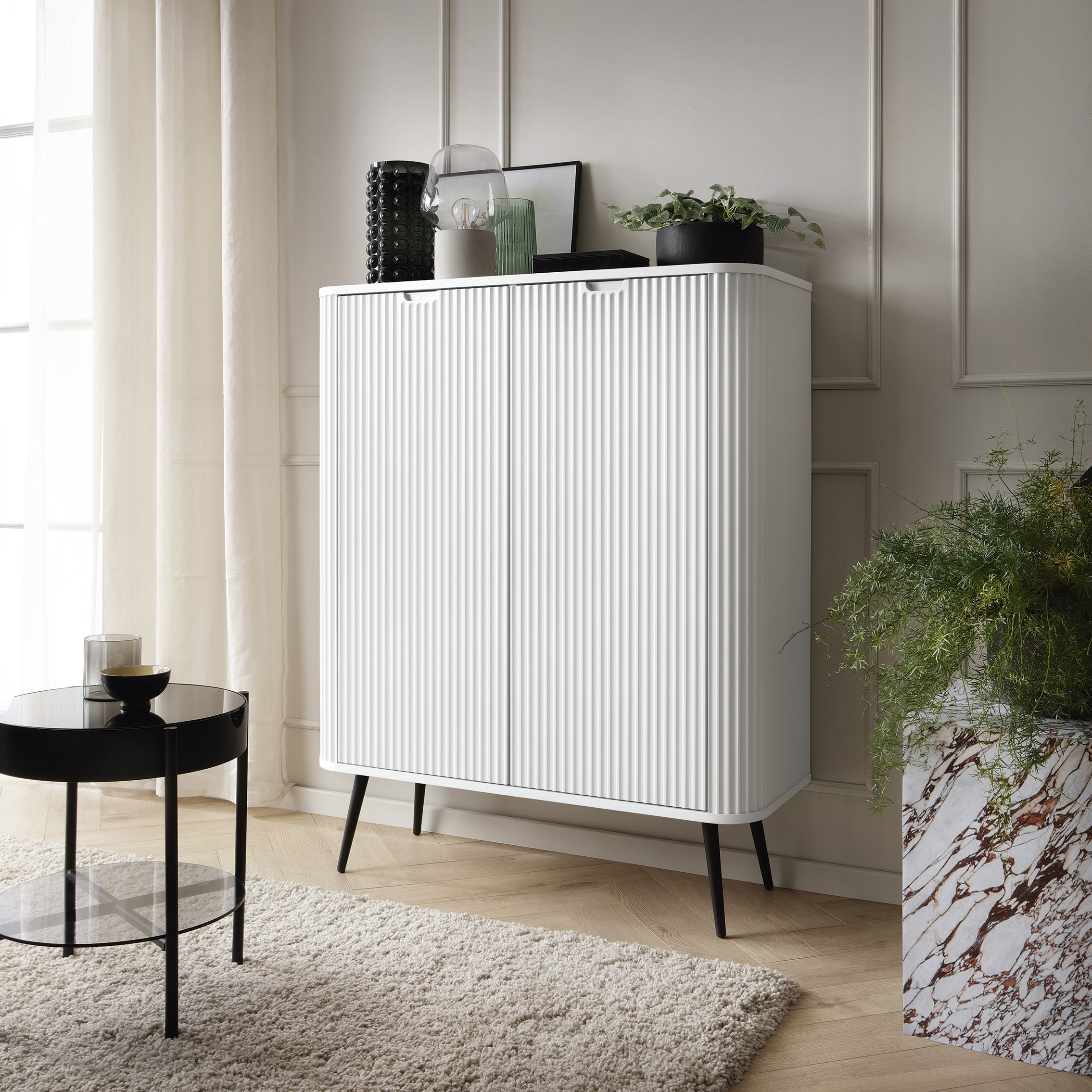Komoda LORENVO 103 cm wysoka do salonu sypialni biała czarne nóżki